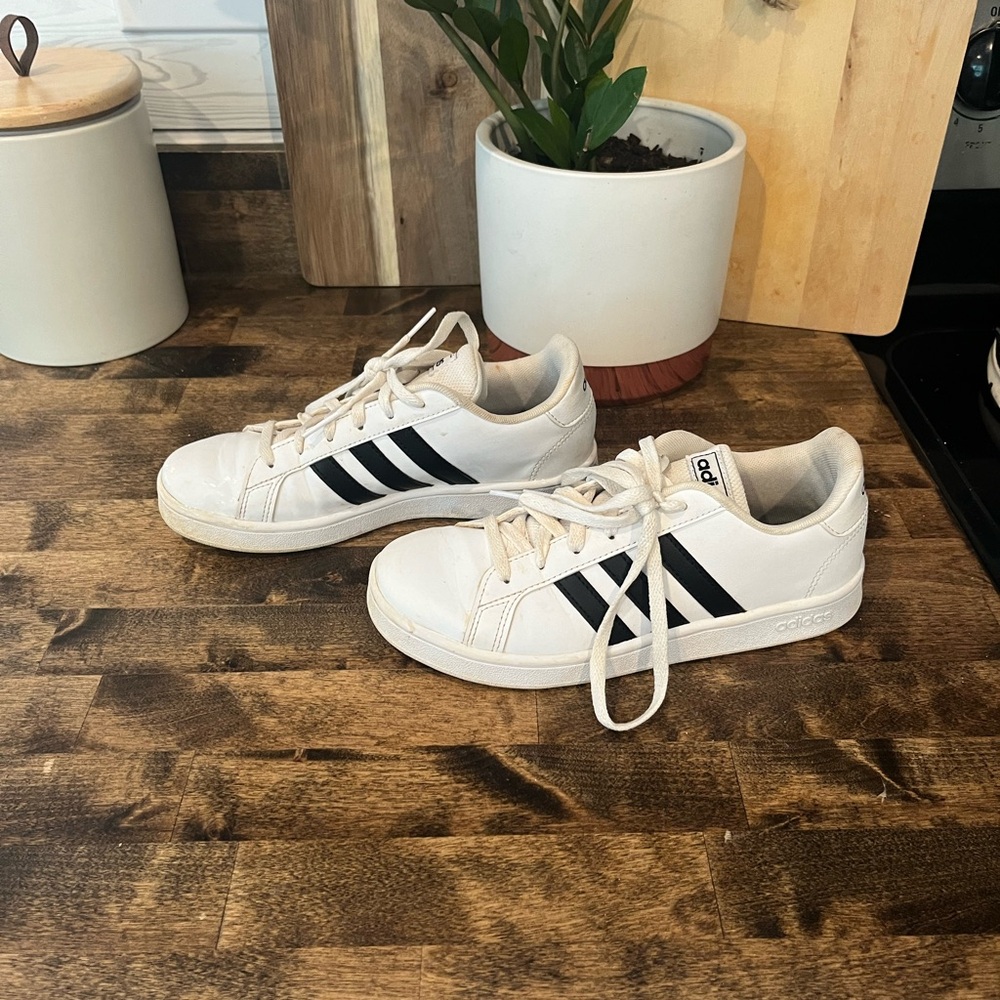 Adidas grand court sneaker 3.5